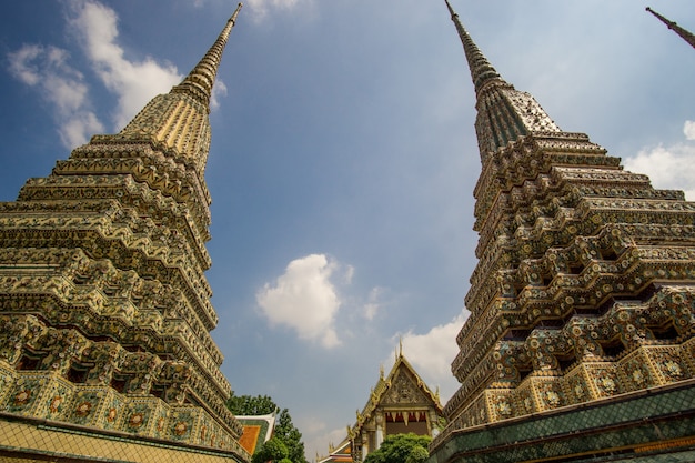 Foto themple de wat pho en bangkok, tailandia, en un día soleado al aire libre.