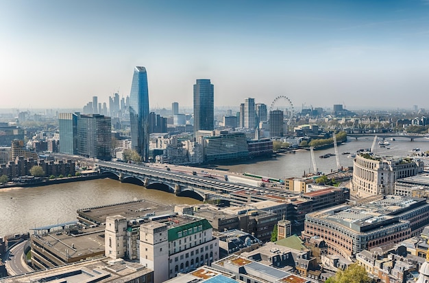 Themse und die Skyline der Stadt von London England UK