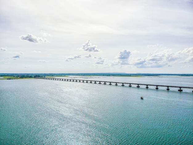 Thep Sada Bridge é uma ponte de concreto armado de 2 pistas em frente a Kalasin, Tailândia.