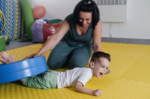 Therapeut, der Rehabilitation von Kindern mit Zerebralparese durchführt