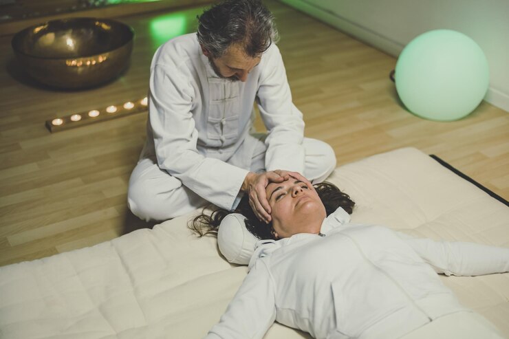 Foto therapeut, ein mann, der einer frau eine shiatsu-massage gibt, ganzheitliche therapiebehandlung mit manipulation