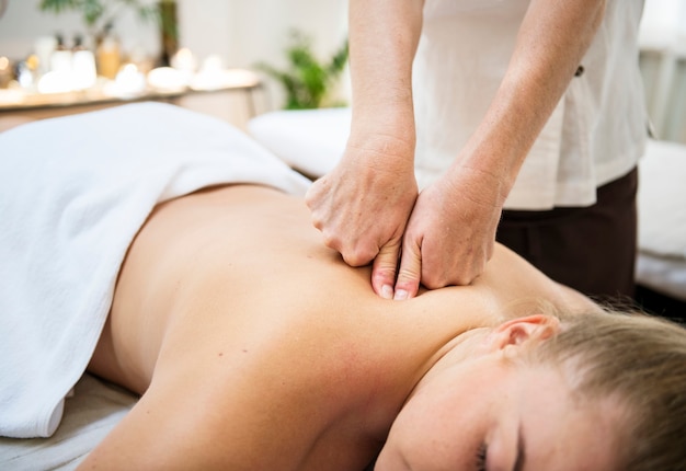 Therapiebehandlung im Spa-Salon