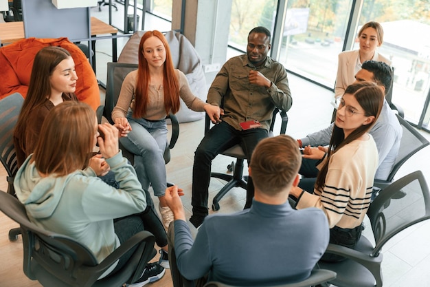 Foto therapietreffen im kreis zusammen gruppe von menschen