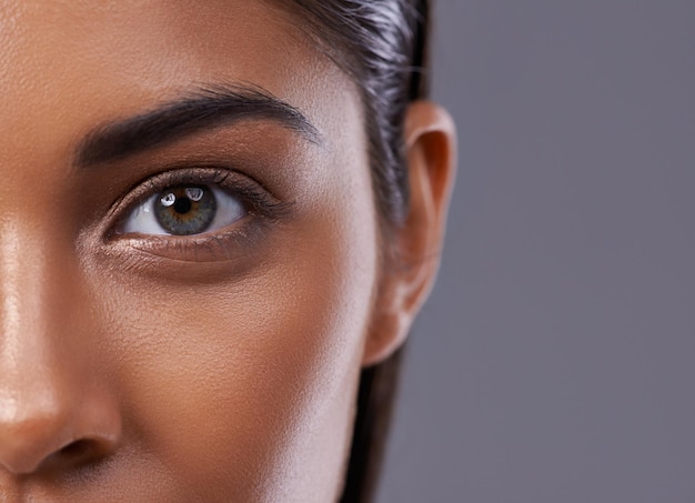 Theres innere Schönheit hinter diesen Augen Closeup Portrait einer schönen jungen Frau im Studio