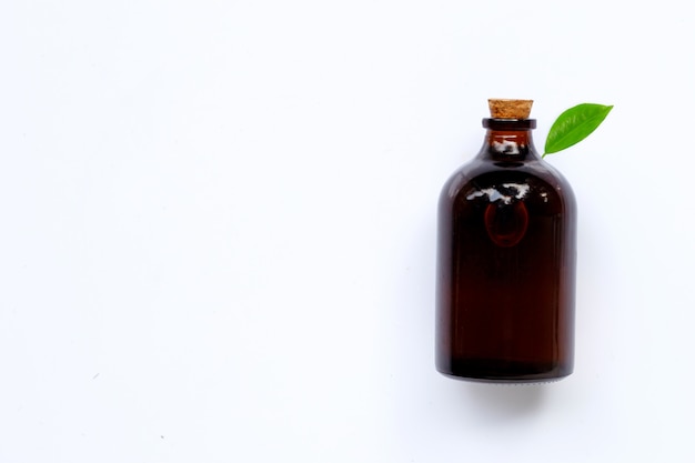 Ätherische Ölflasche mit grünem Blatt