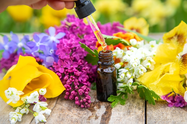 Ätherisches Blumenöl in einer kleinen Flasche