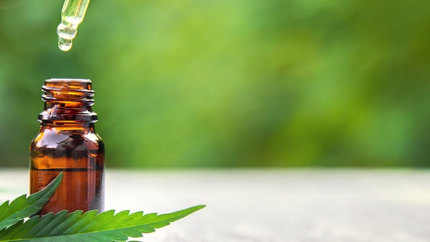 Ätherisches Cannabisöl in einer kleinen Flasche. Selektiver Fokus. Natur.