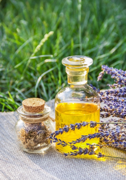 Ätherisches Öl aus Lavendel und nützlichen Kräutern
