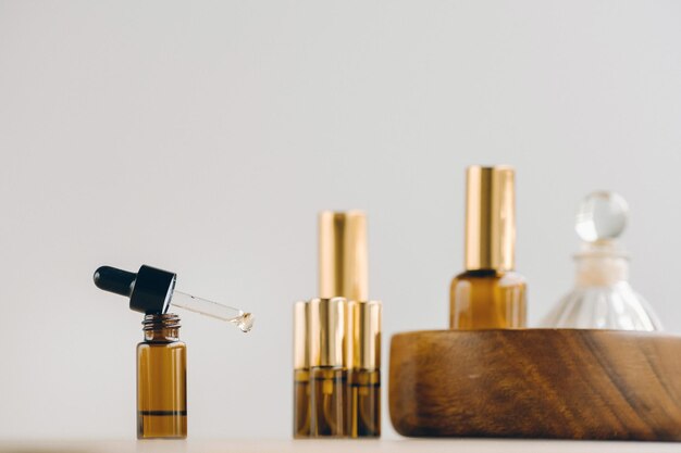 Ätherisches Öl in einer Reihe von Fläschchen Aromatherapie