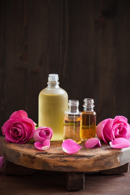 Ätherisches Öl und Rosenblüten Aromatherapie Spa Parfümerie