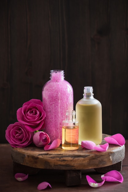 Ätherisches Öl und Rosenblüten Aromatherapie Spa Parfümerie