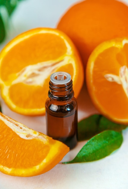 Ätherisches Orangenöl in einer kleinen Flasche Selektiver Fokus