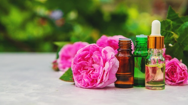 Ätherisches Rosenöl in einer Flasche Selektiver Fokus