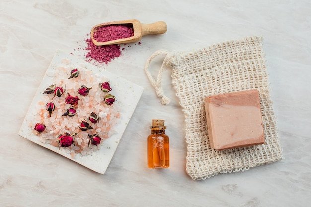 Ätherisches Rosenöl und Herstellung von hausgemachter Kosmetik