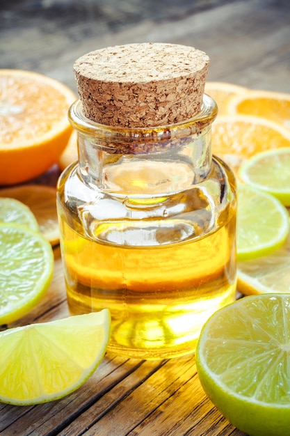 Ätherisches Zitrusöl und Scheibe Orangenzitrone und Limettenfrüchte