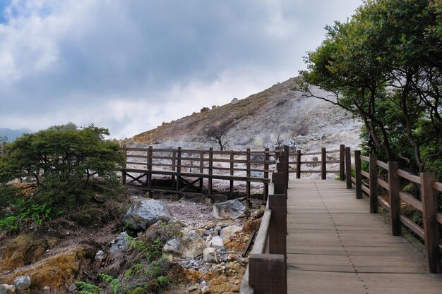 Thermischer Dampf, der den schwefelhaltigen aktiven Krater von Sikidang auf dem Dieng-Plateau Wonosobo bedeckt, 10. Dezember 2023