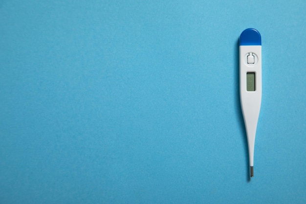 Thermometer auf blauem Hintergrund