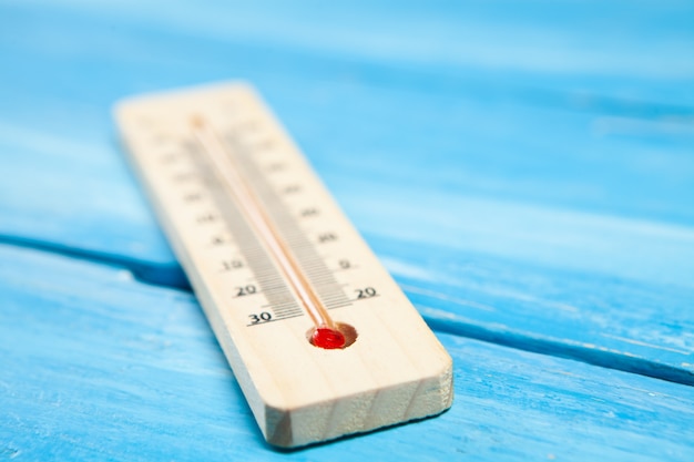 Foto thermometer auf blauem holzuntergrund