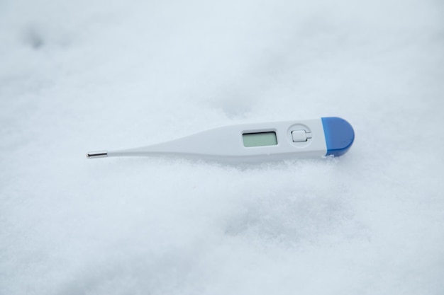 Foto thermometer auf schnee im winter winter