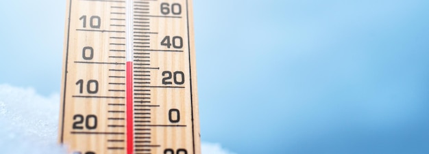 Thermometer im Schnee Winterthermometer Niedrige Temperaturen in Celsius oder Fahrenheit