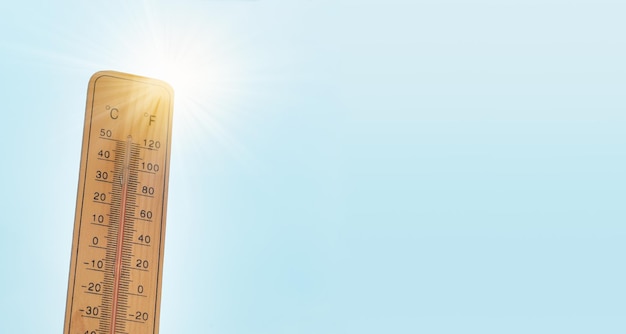 Thermometer mit blauem Himmel und Sonne messen die Temperatur, Wettervorhersage und globale Erwärmung