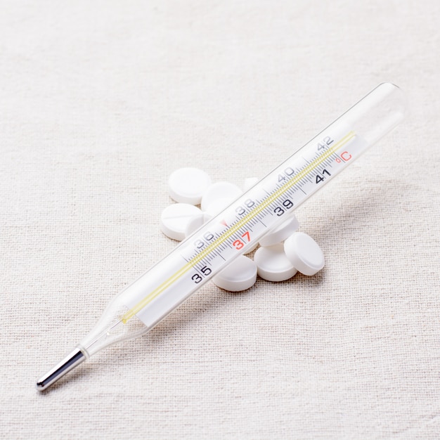 Thermometer und Tabletten