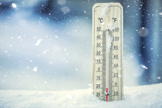 Thermometer zeigt niedrige Temperaturen unter Null an Niedrige Temperaturen in Grad Celsius und Fahrenheit