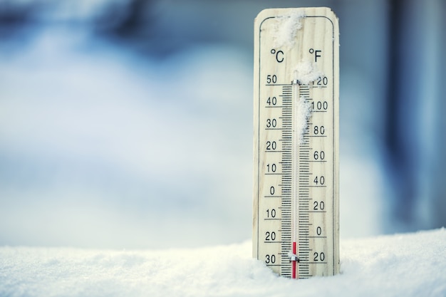 Thermometer zeigt niedrige Temperaturen unter Null an Temperaturen in Grad Celsius und Fahrenheit