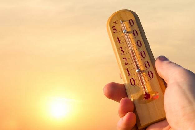 Foto thermometer zur messung der temperatur in der natur vor dem hintergrund des himmels bei heißem sommerwetter