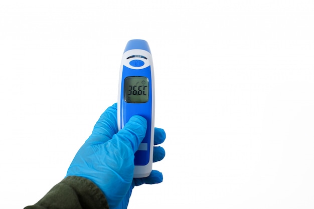 Thermometerpistole Isometrische medizinische digitale berührungslose Infrarot-Sichthand-Stirnablesungen. Temperaturmessgerät isoliert auf weißer Wand