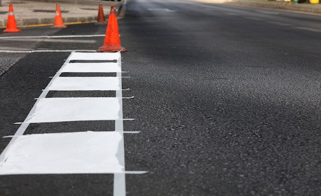 Thermoplastisches Straßenmarkierungsband, das Verkehrslinien und Radwege auf Asphaltstraßenoberfläche malt