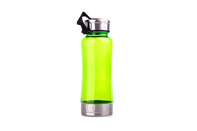 Thermos verde ou garrafa de água de cantina isolada em fundo branco