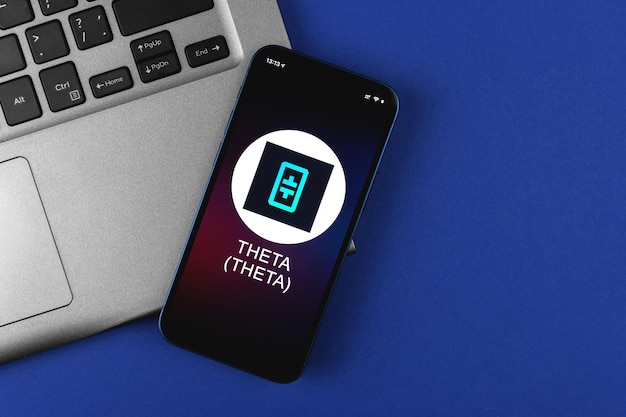 Theta-Symbol. Handel mit Kryptowährung, digitalem und virtuellem Geld, Banking mit Mobiltelefonkonzept. Business-Arbeitsplatz, Foto mit Tischansicht