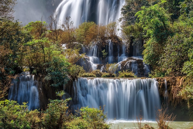 Thi lo su Waterfallbela cachoeira nas profundezas da floresta tropical, província de Tak, Tailândia