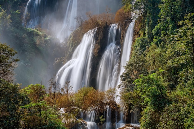 Thi lo su Waterfallhermosa cascada en lo profundo de la selva tropicalTak provincia Tailandia