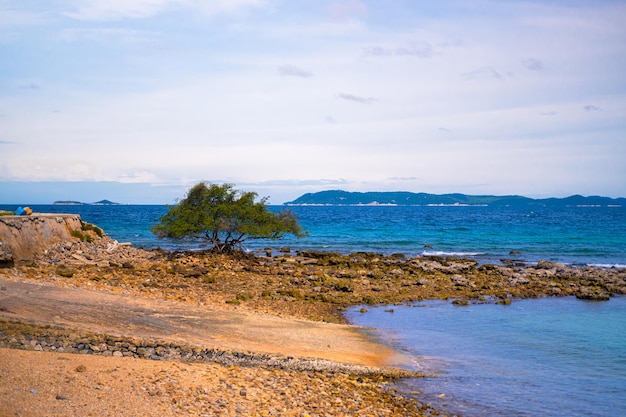 Thian Beach na ilha de Larn Koh Larn Beautiful do mar em Chonburi Tailândia