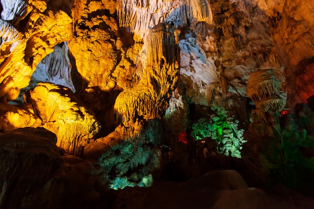 Thien Cung Cave, Baía de Halong, Vietnã