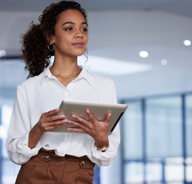 Thinking tablet e mulher de negócios no escritório com tecnologia para rede de comunicação ou pesquisa na web Profissional corporativo e empregado para inspiração de conexão ou projeto de planejamento