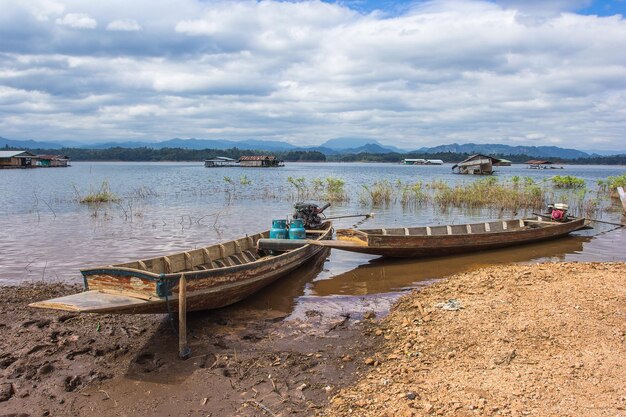 THONG PHA PUM KANCHANABURI JAN01 2017 Um barco local leva turistas para visitar a barragem de Wachirarongkorn Kanchanaburi, na Tailândia