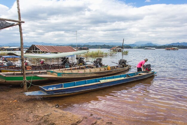 THONG PHA PUM KANCHANABURI JAN01 2017 Um barco local leva turistas para visitar a barragem de Wachirarongkorn Kanchanaburi, na Tailândia