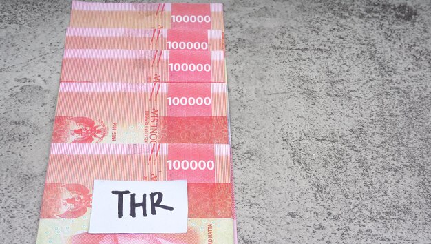 THR Concept Uma pilha de novas notas de 100.000 IDR em rupias indonésias THR é subsídio de férias nos dias de Eid alFitr ou Lebaran