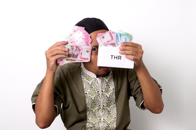 THR überrascht einen indonesischen Mann mit einem Urlaubsbonus