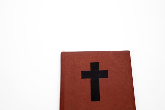 Foto thr velha bíblia sagrada marrom. bíblia de couro com cruz na capa