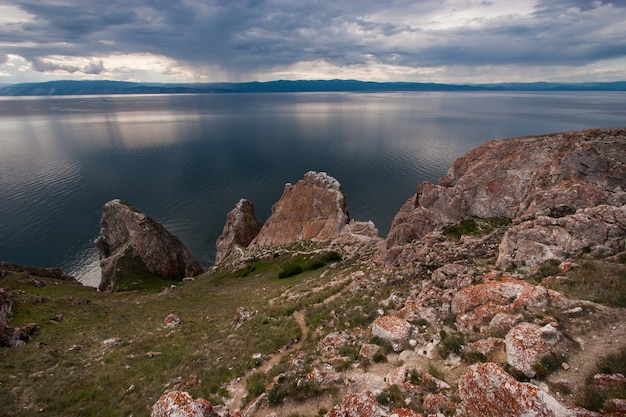 Three Brothers Rocks en la isla de Olkhon en el lago Baikal, enormes piedras sobre el lago