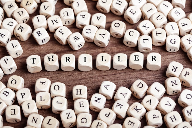 Foto thriller mit buchstaben auf würfeln auf dem tisch