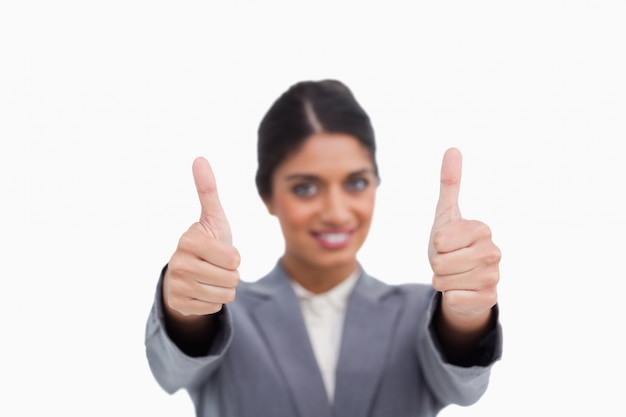 Thumbs up dado por mujer empresaria