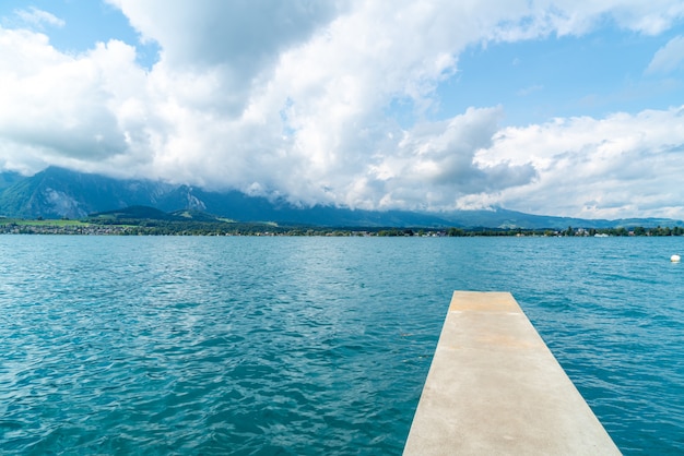 Thun lago com montanha na suíça