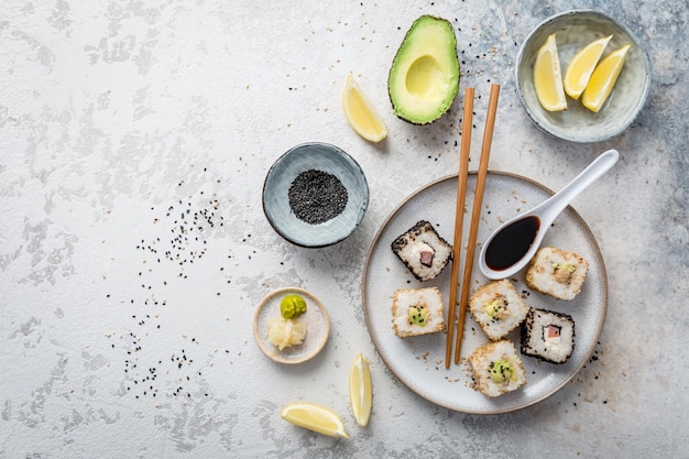 Thunfisch-Avocado-Sushi in Sesamsamen gehüllt