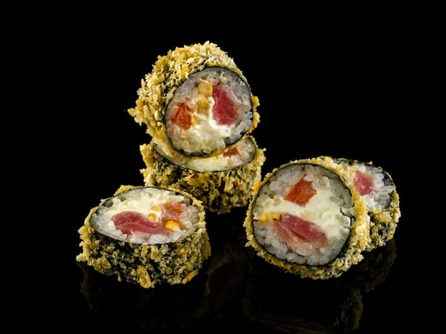 Thunfisch-Brötchen. Sushi-Rolle einstellen.