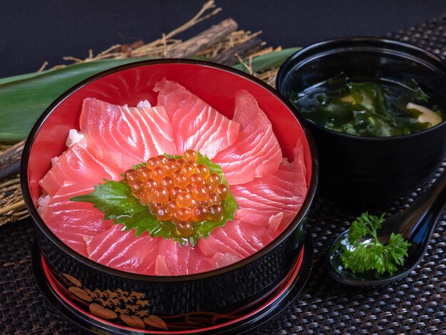 Foto thunfisch donburi japanisches essen